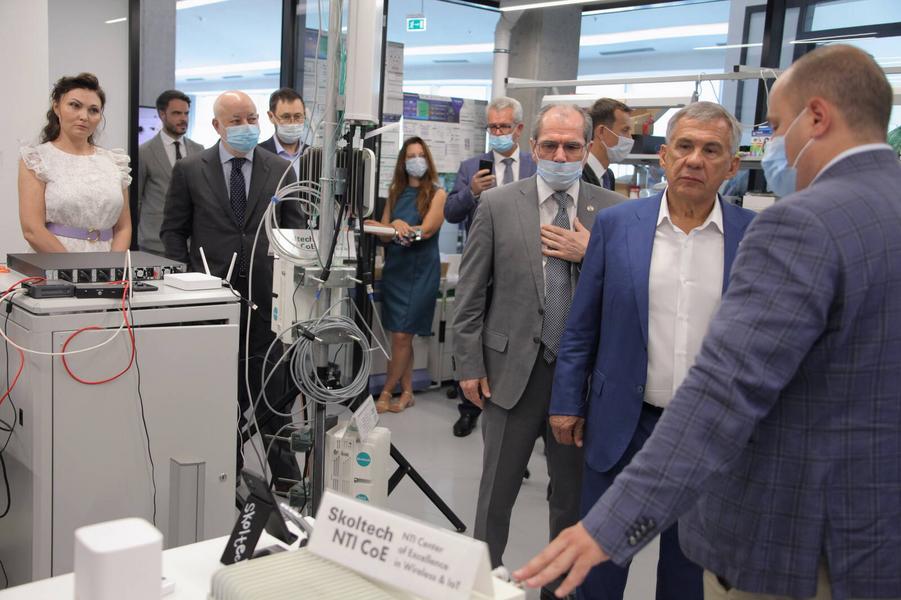 Проект дезинфицирующей краски показали Рустаму Минниханову в Сколковском институте Проект дезинфицирующей краски показали Рустаму Минниханову в Сколковском институте