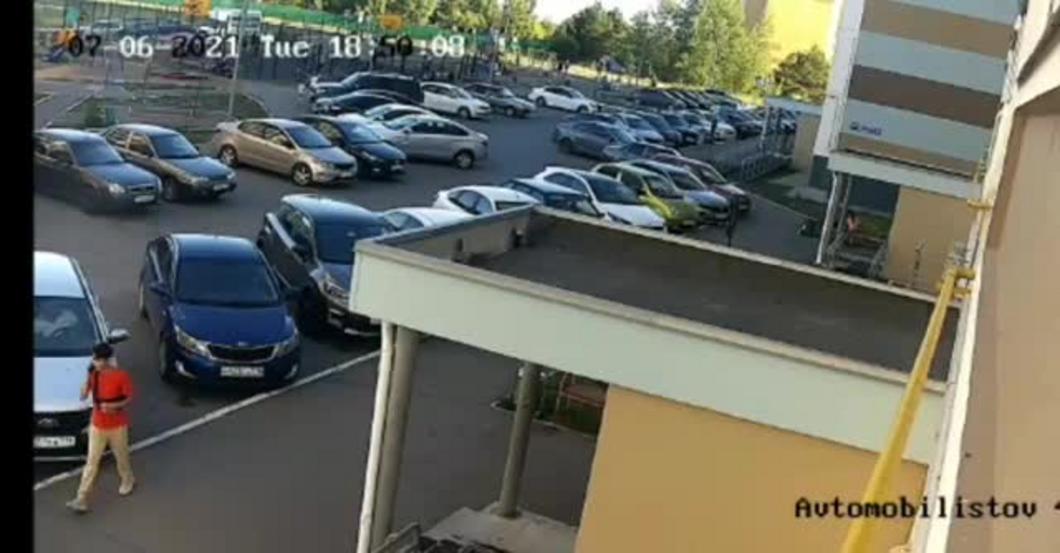 На видео попало, как автолюбитель сломал ногу девочке в Елабуге