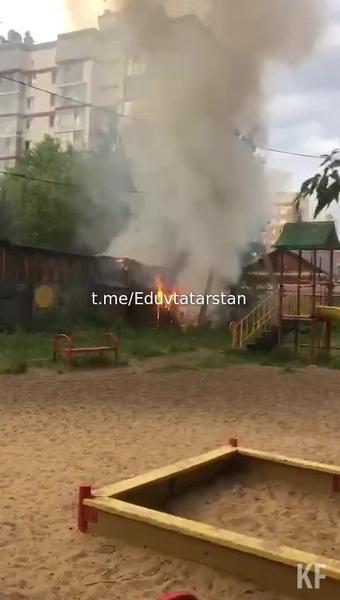 Рядом с детской площадкой в Казани дотла сгорел сарай