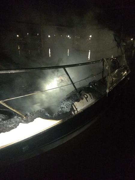 У яхт-клуба в Казани загорелся катер