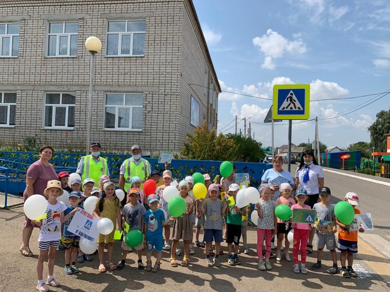В Казани перед пешеходными переходами появились надписи, призывающие брать ребенка за руку