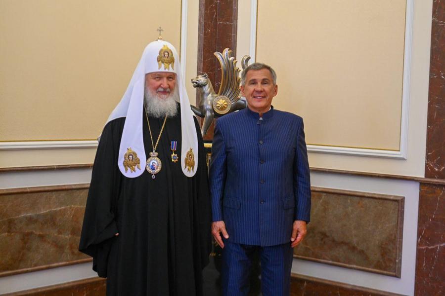 Рустам Минниханов вручил Патриарху Московскому и всея Руси Кириллу Орден «Дуслык» Рустам Минниханов вручил Патриарху Московскому и всея Руси Кириллу Орден «Дуслык»