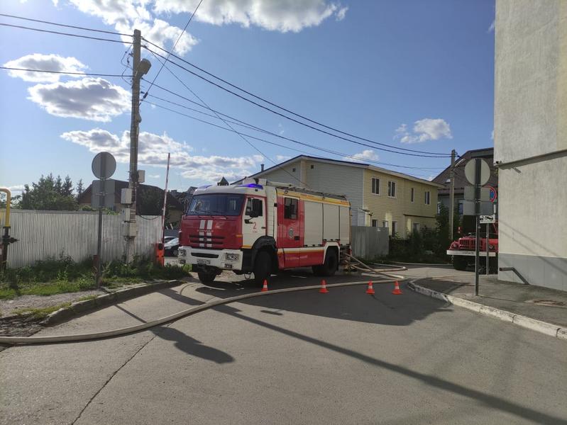 Пожарные Казани выехали на спасение деревянного дома