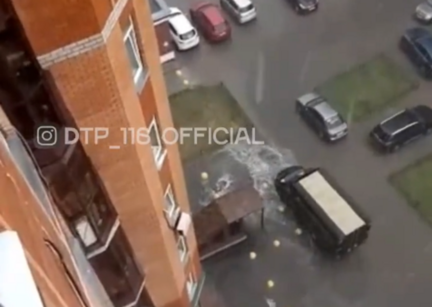 Сорванные крыши, пробки и потоки: в Казани прошел сильный ливень