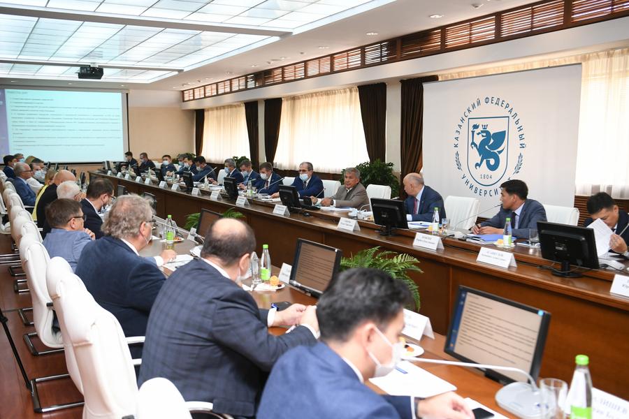 Рустаму Минниханову представили проекты научных центров КФУ