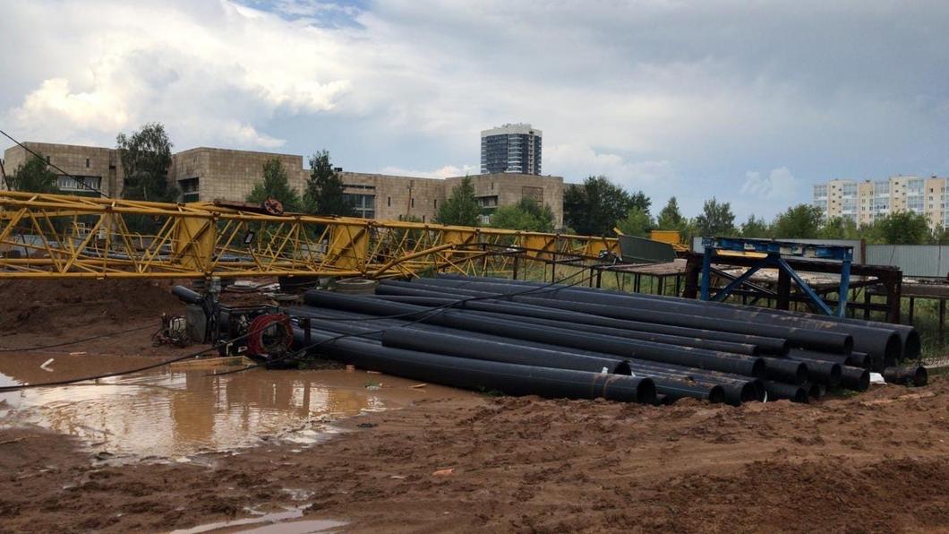 Прокуратура проверит случай с упавшим краном возле ТЦ в Челнах после гибели женщины
