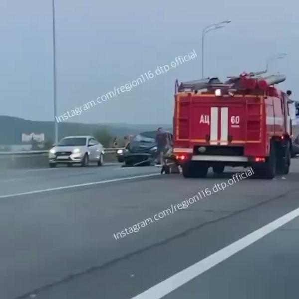 В аварии на мосту через Волгу в Татарстане погиб ребёнок: оба авто разбиты вдребезги