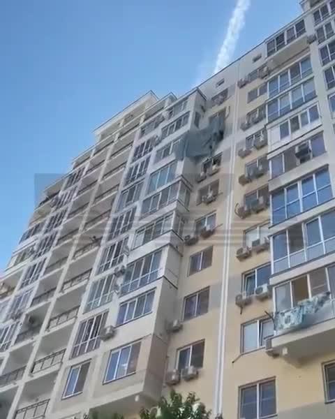 В Краснодаре парашютист приземлился на фасад жилого дома