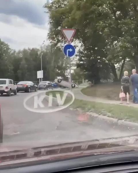 В Набережных Челнах автомобиль въехал в магазин