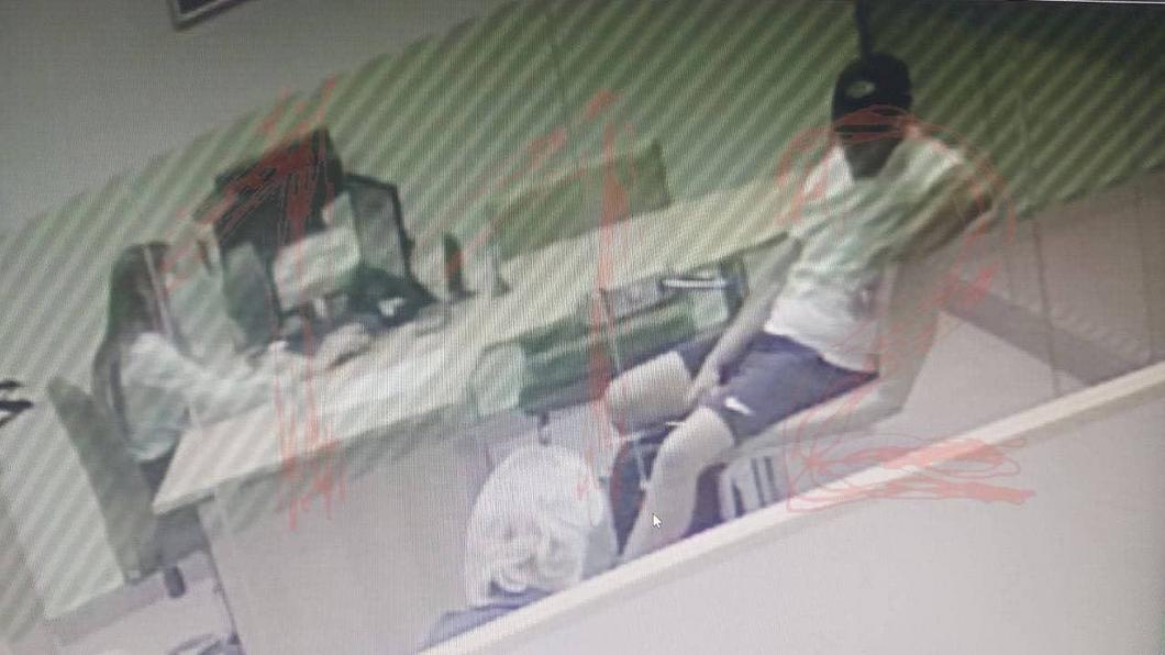 Мужчина в Тюмени захватил отделение Сбербанка и взял в заложники сотрудников