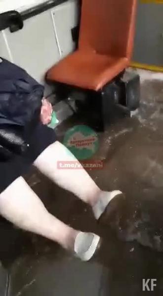 Пассажиры казанского автобуса ехали по колено в воде