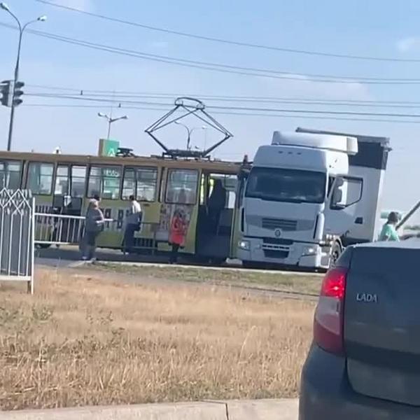 В Набережных Челнах фура столкнулась с трамваем