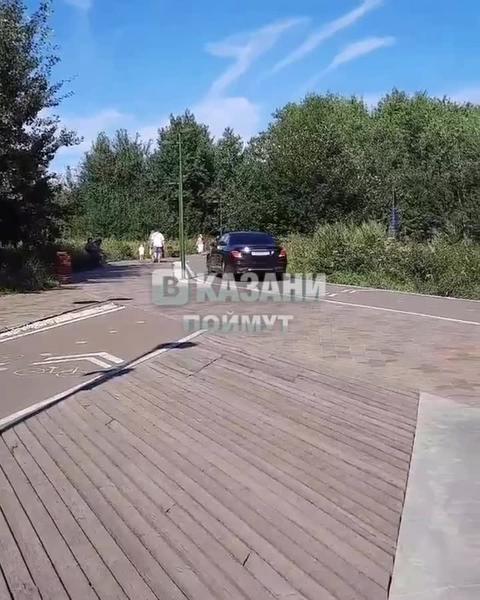 В Горкинско-Ометьевском лесу Казани иномарка разъезжала на дорожках для пешеходов В Горкинско-Ометьевском лесу Казани иномарка разъезжала на дорожках для пешеходов
