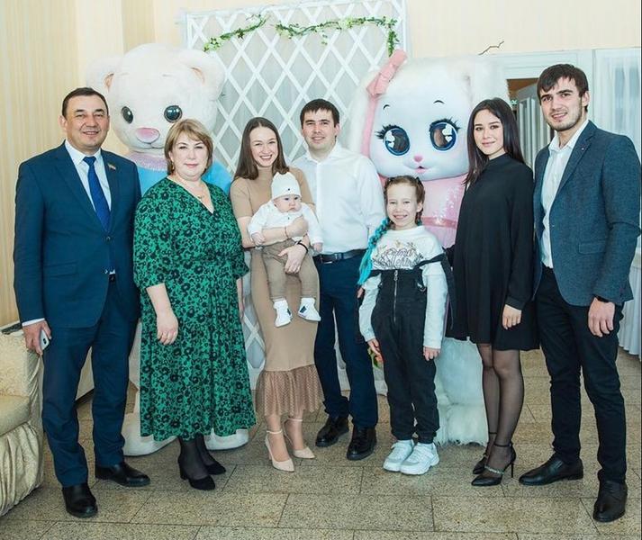 «Семья - главный ключ к успеху»: госслужащие поделились своим секретом счастья