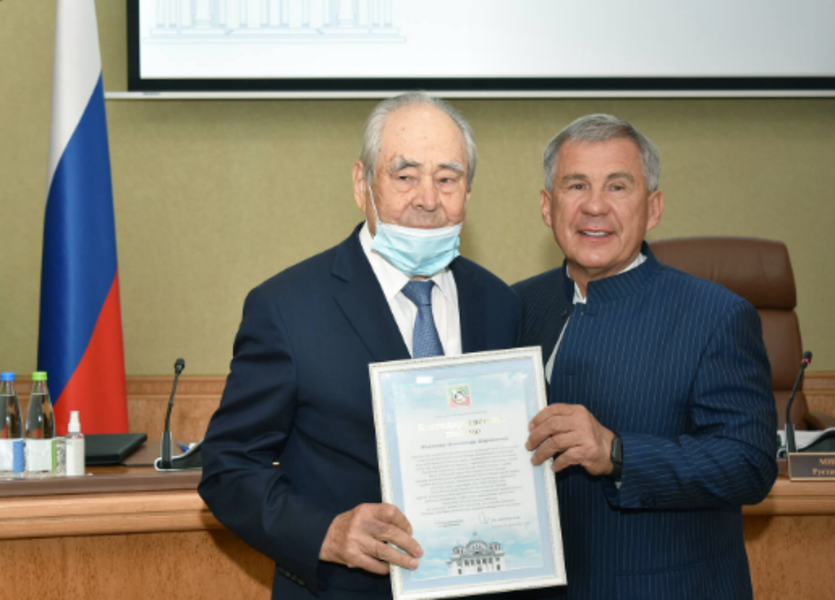 Минниханов вручил награды за особый вклад в воссоздание собора Казанской иконы Божией Матери