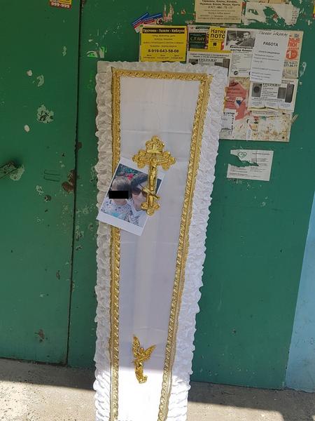 У подъезда конфликтовавшей с Агиной Алтынбаевой челнинки поставили крышку гроба