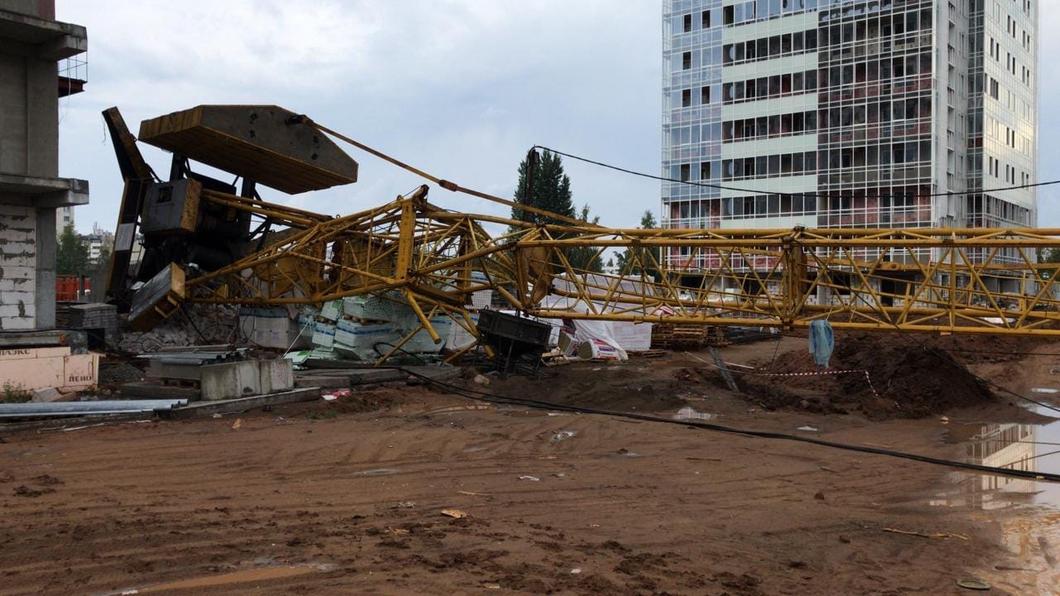 Прокуратура проверит случай с упавшим краном возле ТЦ в Челнах после гибели женщины