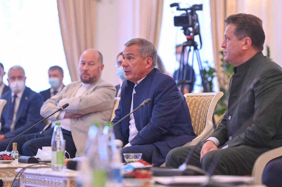 Рустаму Минниханову презентовали лучшие проекты по развитию правого берега Казанки Рустаму Минниханову презентовали лучшие проекты по развитию правого берега Казанки