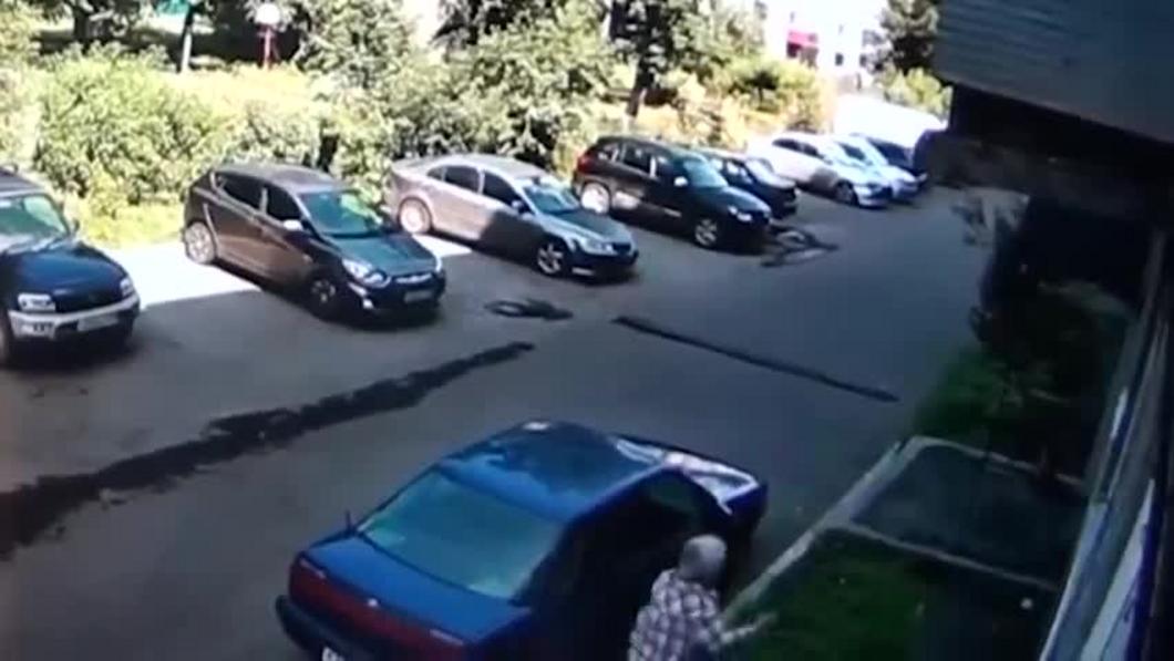 В Новокузнецке пожилая женщина поймала полуторагодовалого малыша, выпавшего из окна