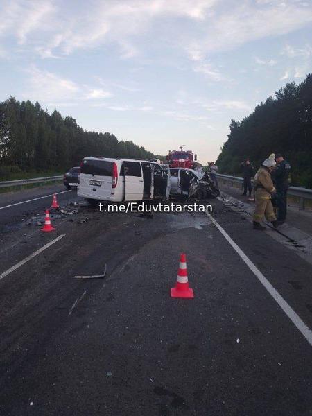 В жуткой аварии с микроавтобусом на трассе Казань – Йошкар-Ола погибли, как минимум, три человека