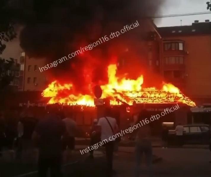На улице Меридианной в Казани дотла сгорели шаурмичная и кафе