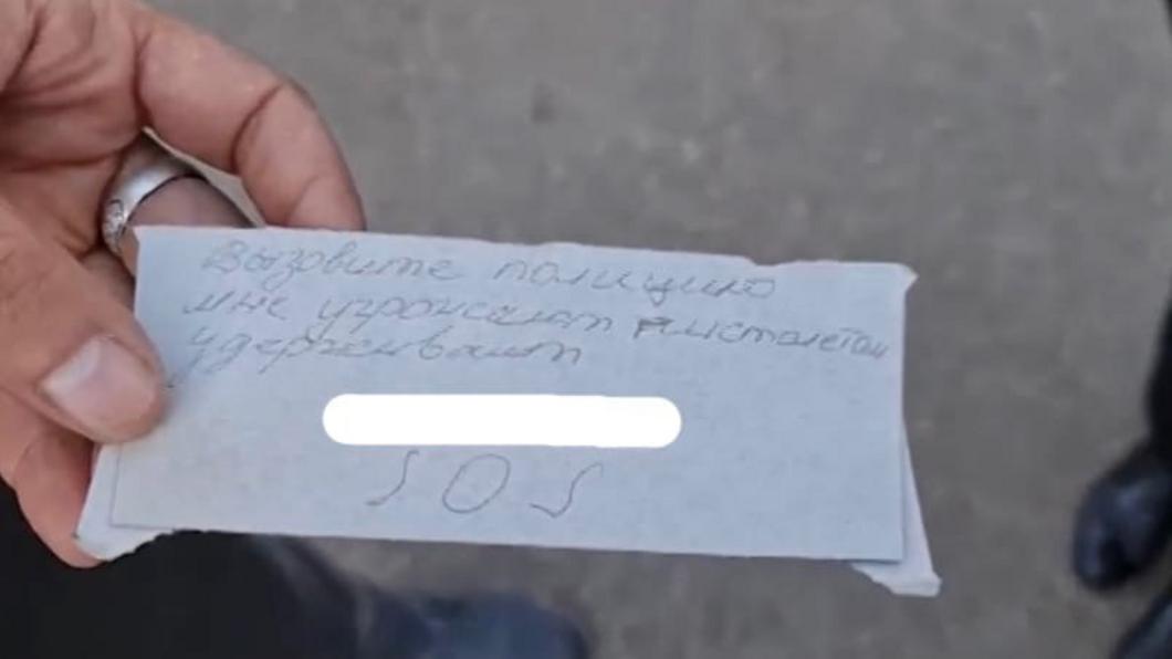 В Казани женщина передала курьеру деньги с запиской, что её насильно удерживают и угрожают