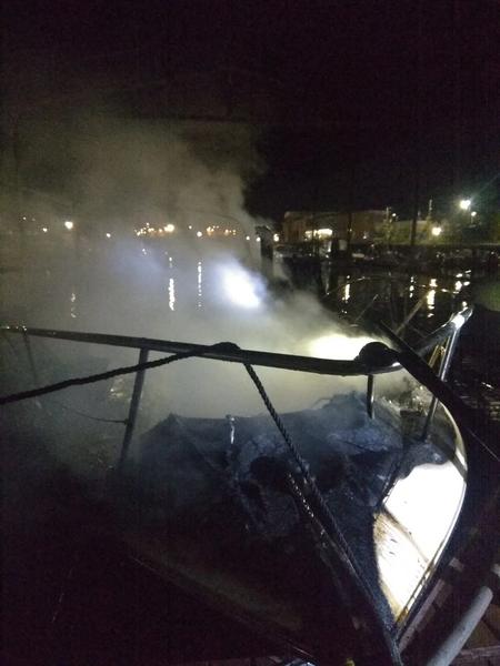 У яхт-клуба в Казани загорелся катер