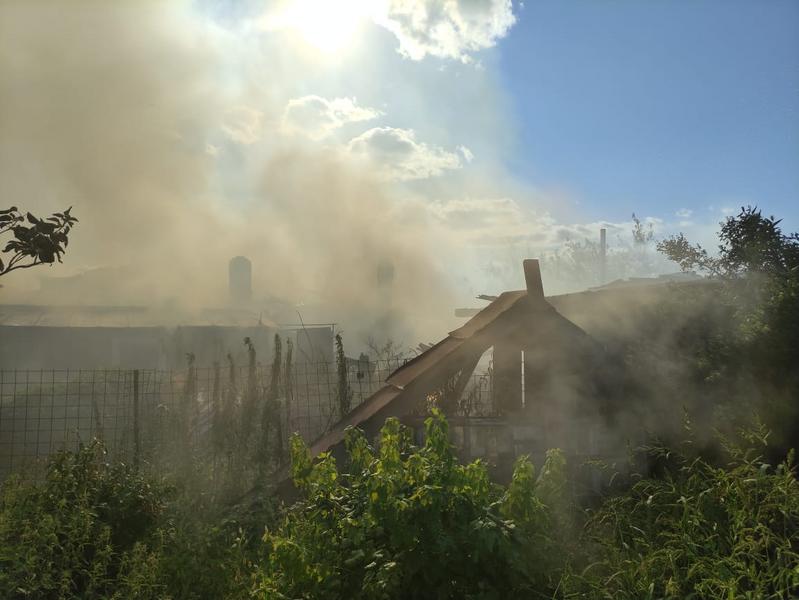 Пожарные Казани выехали на спасение деревянного дома