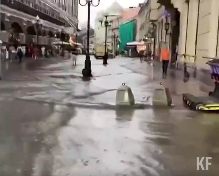 Ливень в Москве затопил взлетно-посадочную полосу в Шереметьево