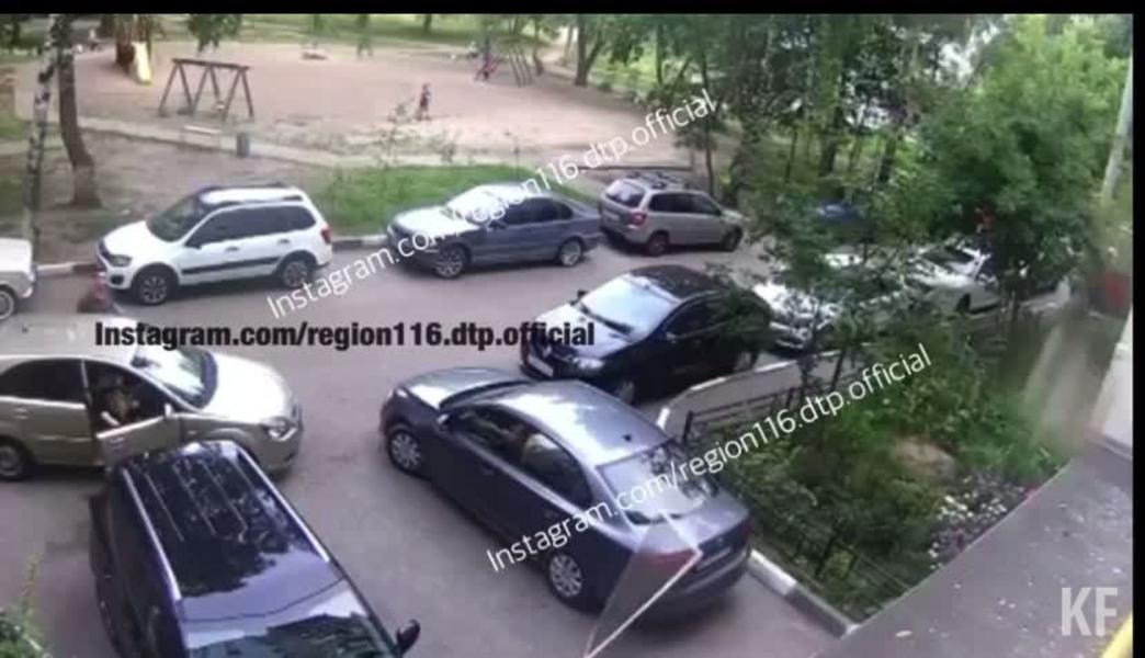 В Казани девочка сорвалась с 5 этажа, облокотившись на сетку: момент падения попал на видео