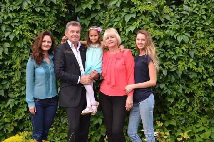 «Семья - главный ключ к успеху»: госслужащие поделились своим секретом счастья