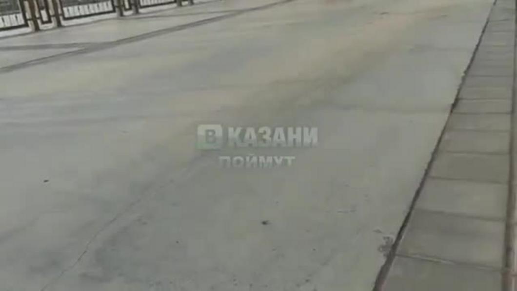 На Кремлёвской набережной в Казани «Мерседес» заехал на пешеходную зону На Кремлёвской набережной в Казани «Мерседес» заехал на пешеходную зону
