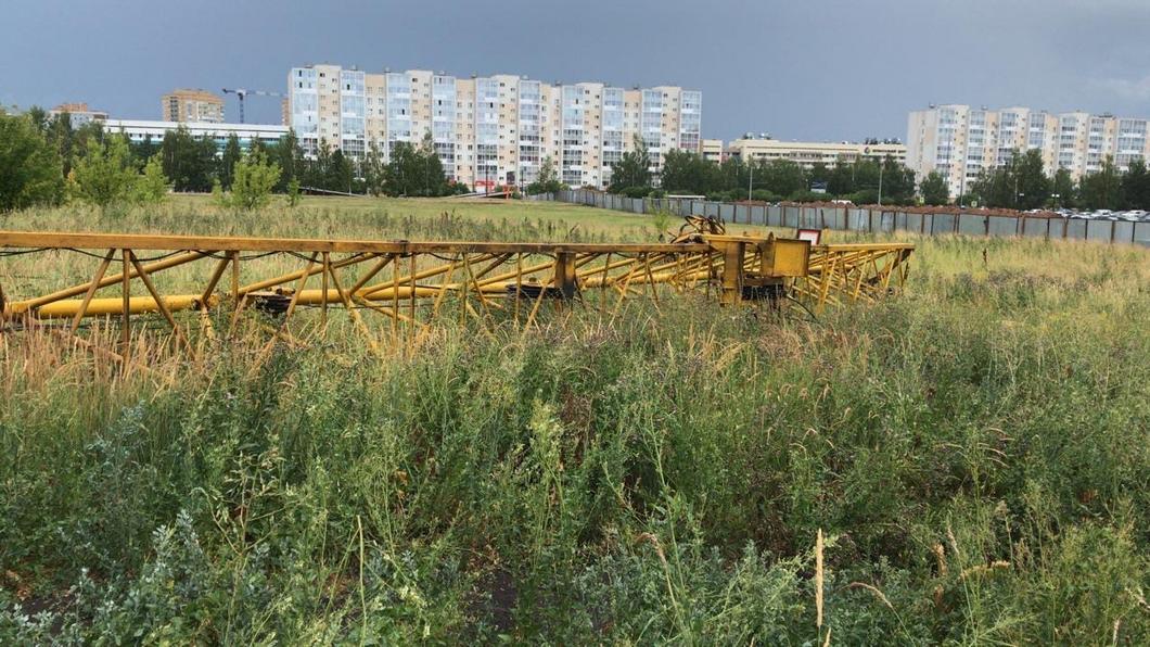 Прокуратура проверит случай с упавшим краном возле ТЦ в Челнах после гибели женщины