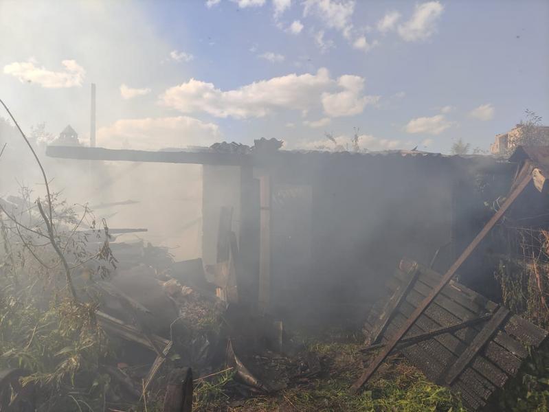 Пожарные Казани выехали на спасение деревянного дома