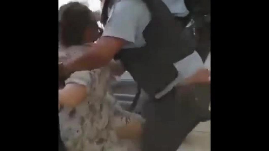 Против многодетной матери, которую полицейские скрутили в МФЦ из-за снятой маски, возбудили дело
