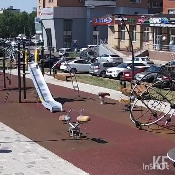 Двое мужчин в Нижнекамске покатались на качелях и сломали их