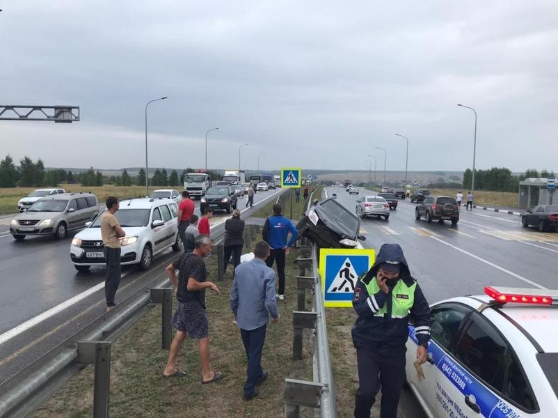 На трассе М7 в Татарстане водитель иномарки сбил женщину с 9-летней дочкой