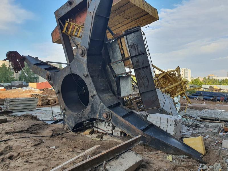 Прокуратура проверит случай с упавшим краном возле ТЦ в Челнах после гибели женщины