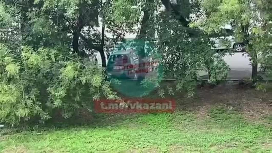 Казанские подростки-вандалы запинали припаркованный автомобиль