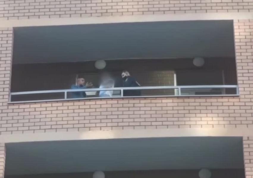 В Казани женщина передала курьеру деньги с запиской, что её насильно удерживают и угрожают