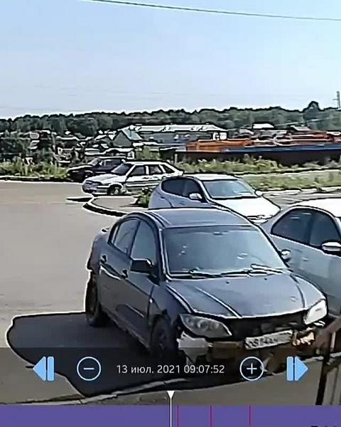 В Татарстане водитель протаранил припаркованную машину и сбежал