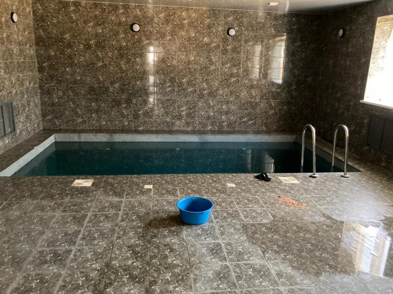 В Салмачах удар током в бассейне получил казанец, его супруга и поспешившая на помощь подруга