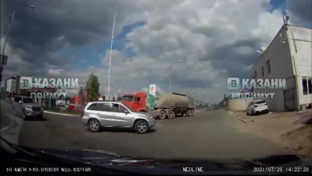 Казанец упал с цистерны машины