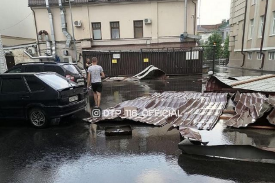 Сорванные крыши, пробки и потоки: в Казани прошел сильный ливень