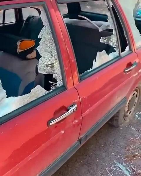 Вандалы перебили булыжниками стекла машины у дома Челнов