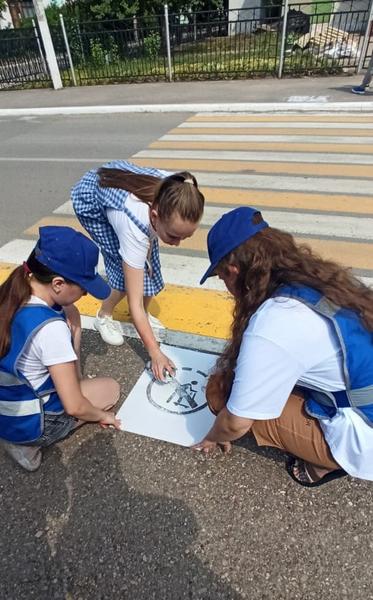 Перед пешеходными переходами в Татарстане появились предупреждающие надписи