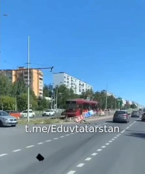 Трамвай протаранил иномарку в Казани и протащил её несколько метров по путям
