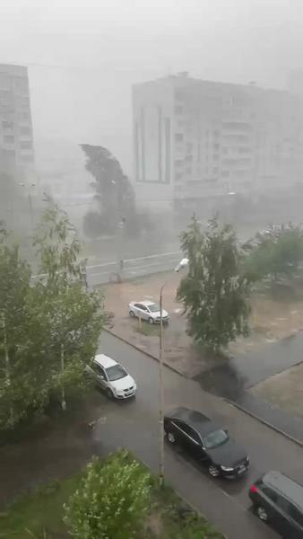 Сорванные крыши, пробки и потоки: в Казани прошел сильный ливень