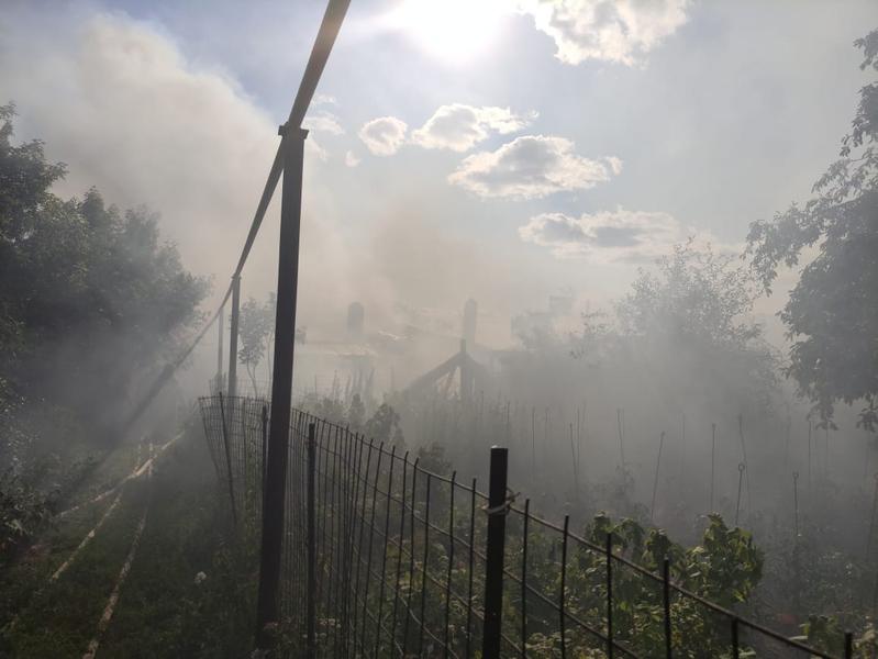 Пожарные Казани выехали на спасение деревянного дома