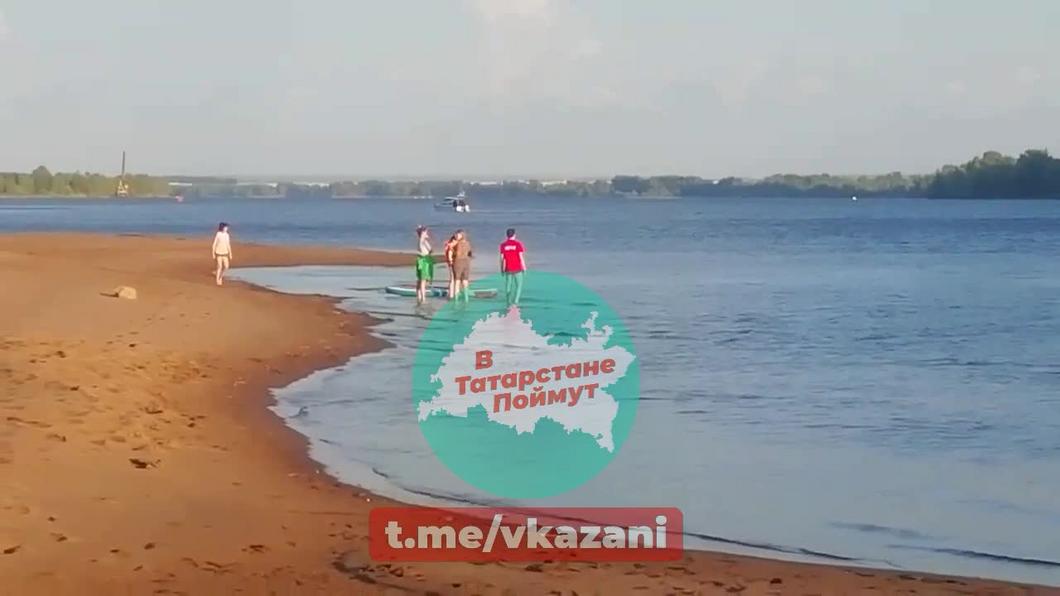 Группу сапбордистов унесло ветром в Елабуге